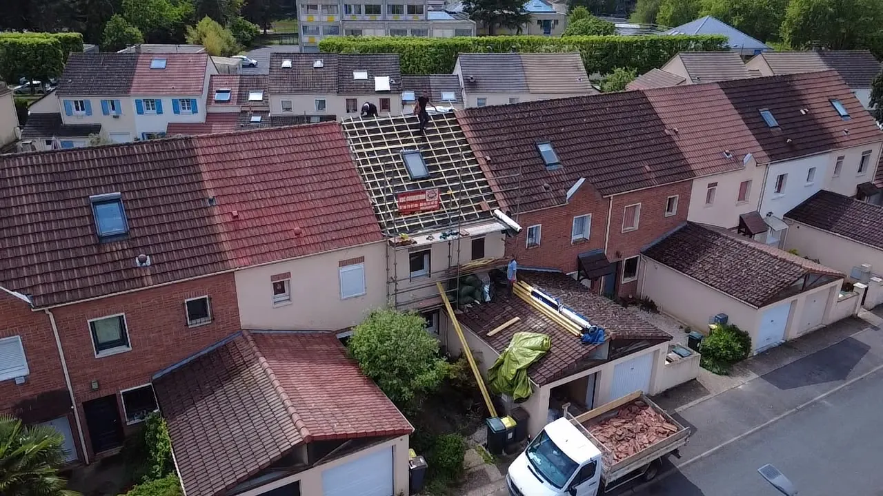 Nettoyage de toiture sur un pavillon de Mennecy avec échafaudage